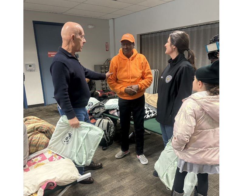 Mayor Whitmire and County Commissioner Briones at Bayland Warming Center
